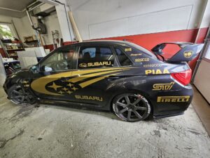 Véhicule de course personnalisé - Design adhésif haute performance.